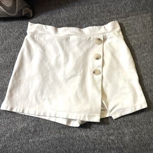 Altar’d State skort. Skirt/shorts. Size medium. White.